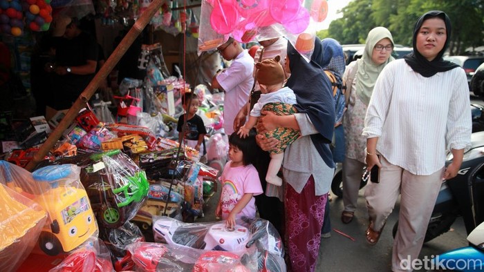 Geliat Pedagang Mainan di Pasar Gembrong, Lebaran tapi Omzet Merosot Warga membeli mainan di Pasar Gembrong, Jakarta Timur, Jumat (4/4/2025).