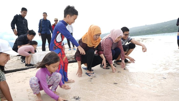 Gubernur Jatim Khofifah Indar Parawasan berlibur bersama keluarga di Pulau Tabuhan, Banyuwangi.