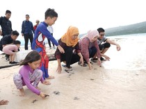 Saat Khofifah Liburan di Pulau Tabuhan Banyuwangi Bersama Keluarga