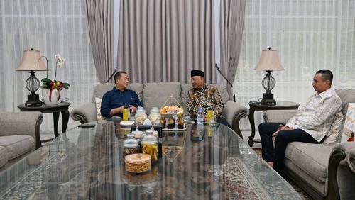 Gubernur NTB Lalu Muhamad Iqbal bertemu Duta Besar Indonesia untuk Uni Emirat Arab (UEA), Husen Bagis, di Pendopo Gubernur NTB pada Kamis malam (3/4/2025).