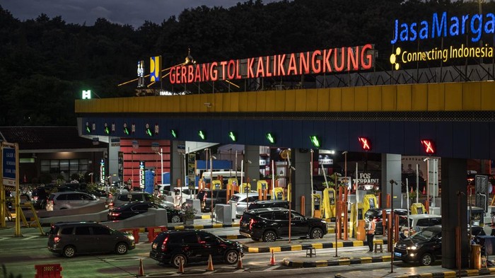 Sejumlah kendaraan yang menuju Jakarta memasuki Gerbang Tol (GT) Kalikangkung di Semarang, Jawa Tengah, Jumat (4/4/2025). Berdasarkan data Pos Pengamanan GT Kalikangkung pada H+3 Lebaran hingga pukul 17.00 WIB, tercatat 33.273 unit kendaraan arus balik Idul Fitri 1446 H memasuki GT Kalikangkung menuju Tol Trans-Jawa Batang–Semarang dan Jabodetabek. ANTARA FOTO/Aprillio Akbar/nym.