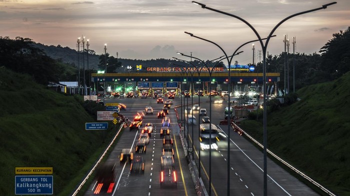 Sejumlah kendaraan yang menuju Jakarta memasuki Gerbang Tol (GT) Kalikangkung di Semarang, Jawa Tengah, Jumat (4/4/2025). Berdasarkan data Pos Pengamanan GT Kalikangkung pada H+3 Lebaran hingga pukul 17.00 WIB, tercatat 33.273 unit kendaraan arus balik Idul Fitri 1446 H memasuki GT Kalikangkung menuju Tol Trans-Jawa Batang–Semarang dan Jabodetabek. ANTARA FOTO/Aprillio Akbar/nym.