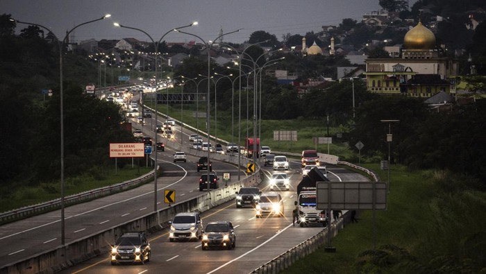 Sejumlah kendaraan yang menuju Jakarta memasuki Gerbang Tol (GT) Kalikangkung di Semarang, Jawa Tengah, Jumat (4/4/2025). Berdasarkan data Pos Pengamanan GT Kalikangkung pada H+3 Lebaran hingga pukul 17.00 WIB, tercatat 33.273 unit kendaraan arus balik Idul Fitri 1446 H memasuki GT Kalikangkung menuju Tol Trans-Jawa Batang–Semarang dan Jabodetabek. ANTARA FOTO/Aprillio Akbar/nym.