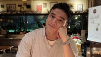 Pada 3 April 2025, artis Fadly Faisal berulang tahun ke-25. Ia tampak merayakan ulang tahunnya secara sederhana, hanya dengan makan bersama keluarga di restoran. Foto: instagram @fadlyfsl_
