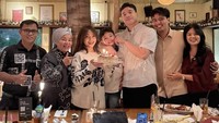Begini momen pria 25 tahun itu merayakan ulang tahunnya kemarin. Kue topping buah stroberi segar telah disiapkan oleh keluarganya. Foto: instagram @fadlyfsl_