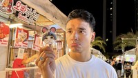 Selain pancake, Fadly juga tampak sempat jajan es krim stik berbentuk unik. Berupa es krim muka kucing dengan topi tikus. Lucu ya? Foto: instagram @fadlyfsl_