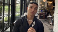 Fadly Faisal juga beberapa kali memamerkan posenya saat makan di kafe sampai restoran. Seperti ini ketika Fadly menikmati sepotong kue red velvet di restoran Union. Foto: instagram @fadlyfsl_