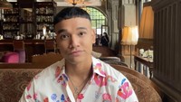 Saat berulang tahun ke 21, model dan artis Indonesia ini merayakan ulang tahunnya di restoran. Kali ini ia diberi kue ulang tahun dengan desain seperti langit dan secangkir minuman segar. Foto: instagram @fadlyfsl_