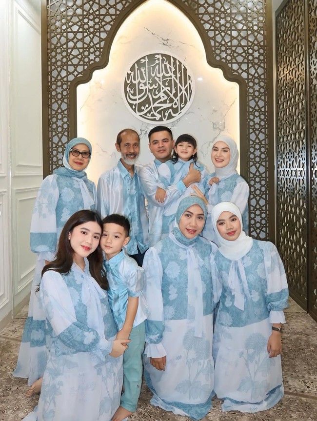 Momen Lebaran kali ini menjadi salah satu yang tak kalah spesial karena Irish merayakannya dengan anggota keluarga baru. Sejak dinikahi Haldy Sabri pada 19 Oktober 2024 lalu, anggota keluarga Irish kini makin bertambah dan lengkap. Foto: Instagram/@_irishbella_