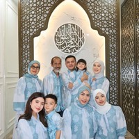 Momen Lebaran kali ini menjadi salah satu yang tak kalah spesial karena Irish merayakannya dengan anggota keluarga baru. Sejak dinikahi Haldy Sabri pada 19 Oktober 2024 lalu, anggota keluarga Irish kini makin bertambah dan lengkap. Foto: Instagram/@_irishbella_