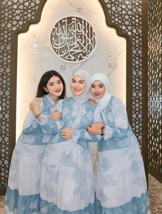 Punya dua putri sambung yang sudah besar, penampilan Irish dan kedua putrinya, Hasya dan Syifa pun bak kakak-adik. Mereka juga selalu terlihat kompak dan akrab. Foto: Instagram/@_irishbella_