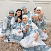 Penampilan Irish semakin cantik dengan pulasan makeup tipis yang membuatnya tetap terlihat natural. Tak sedikit netizen yang juga memuji kecantikan mantan istri Ammar Zoni tersebut. Foto: Instagram/@_irishbella_