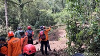 Sejumlah petugas SAR dan relawan tetap berupaya untuk melakukan pembersihan jalur agar bisa kembali dilewati kendaraan. (Foto: Enggran Eko Budianto/detikJatim)