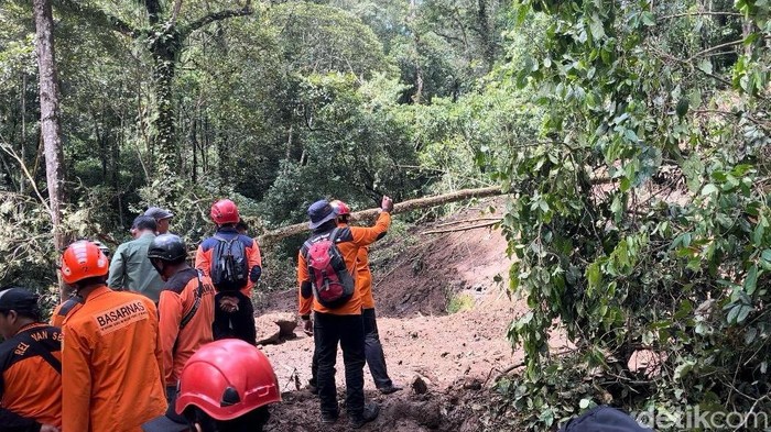Jalur Pacet-Cangar, Mojokerto masih ditutup karena material longsor belum bisa dibersihkan.