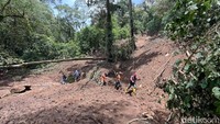 Material longsor belum bisa dibersihkan seluruhnya. Jalur Pacet-Cangar, Mojokerto yang menjadi jalur alternatif penghubungn Mojokert-Kota Batu masih ditutup total. (Foto: Enggran Eko Budianto/detikJatim)