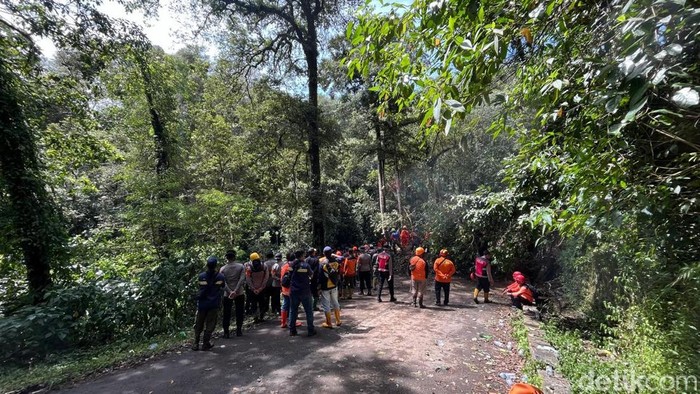 Jalur Pacet-Cangar, Mojokerto masih ditutup karena material longsor belum bisa dibersihkan.