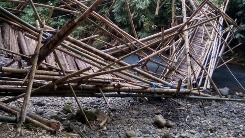 Jembatan darurat di Banjar Sekar Kejula Kelod, Desa Yehembang Kauh, Kecamatan Mendoyo, Kabupaten Jembrana, ambruk.