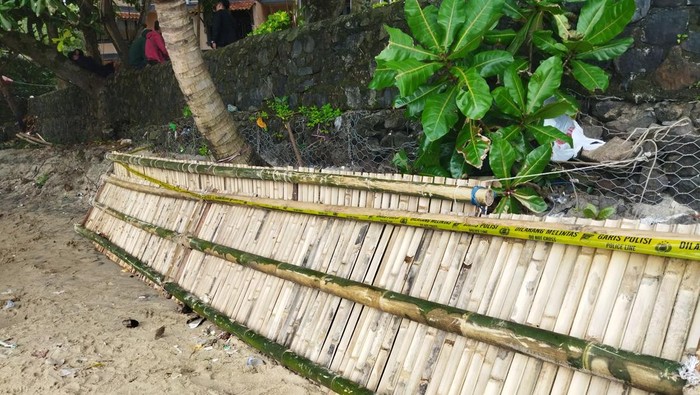 Jembatan bambu di Pantai Carita yang digunakan pelaku untuk pungli wisatawan yang melintas