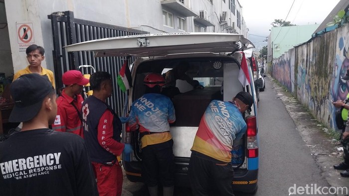 Jenazah 6 korban longsor Pacet-Cangar di RS Bhayangkara Hasta Brata Kota Batu diberangkatkan menuju rumah duka di Sidoarjo.