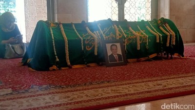 Jenazah Ray Sahetapy Disalatkan di Masjid Istiqlal