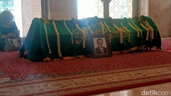 Jenazah Ray Sahetapy Disalatkan di Masjid Istiqlal