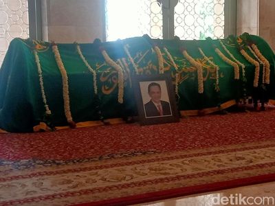 Jenazah Ray Sahetapy Disalatkan di Masjid Istiqlal