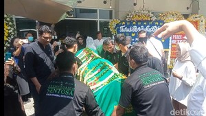 Jenazah Ray Sahetapy ditutupi oleh kain hijau dan sudah tiba di Masjid Istiqlal.