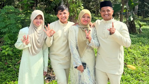 Foto: 10 Artis Lebaran di Kampung Halaman, Jirayut Serba Hijau di Thailand