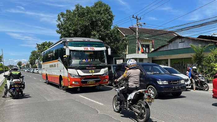 Kapolres Kediri Kota menghentikan bus yang berupaya ngeblong atau melawan arus menghindari antrean lampu lalu lintas.