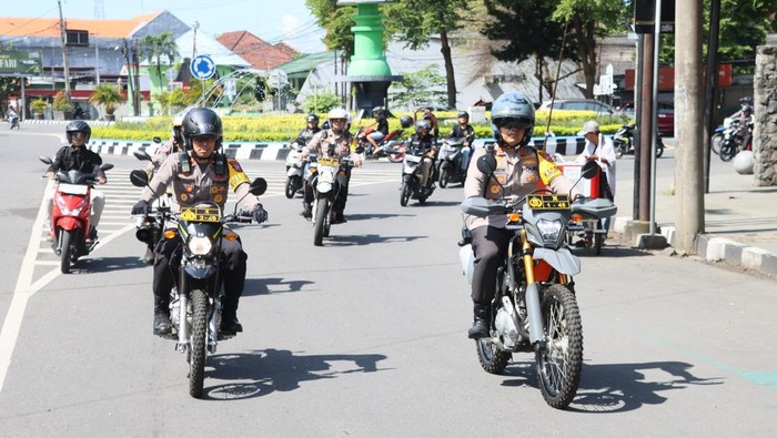 Kapolres Kediri Kota meninjau arus balik di Kota Kediri dan menyapa pemudik.