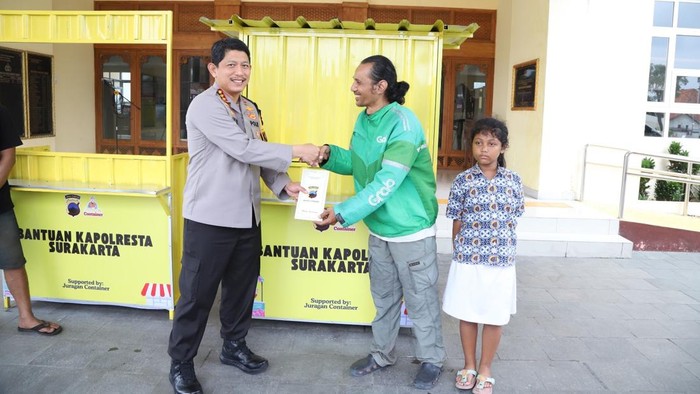 Kapolresta Surakarta Kombes.Pol. Catur Cahyono Wibowo memberikan bantuan gerobak kepada salah satu UMKM di Mako Polresta Surakarta, pada Kamis (03/04/2025).