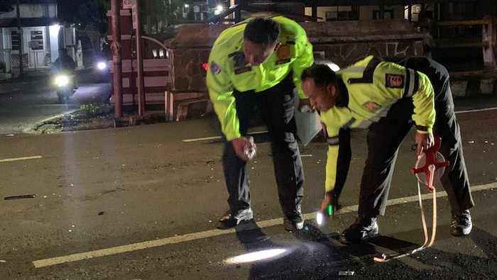 Polisi saat olah TKP kecelakaan di jalan Raya Wonogiri-Sukoharno, tepatnya di jembatan Nangger, Desa Gemantar, Kecamatan Selogiri, Kabupaten Wonogiri, Kamis (3/4/2025) malam.