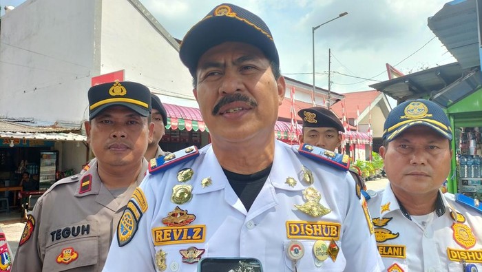 Kepala Terminal Kalideres Revi Zulkarnaen