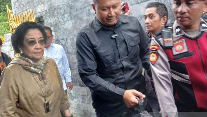 Ketum DPP PDIP Megawati Soekarnoputri ziarah ke makam ayahnya, Presiden pertama RI Soekarno di Blitar, Jawa Timur, Jumat (4/4/2025). (ANTARA/Asmaul)