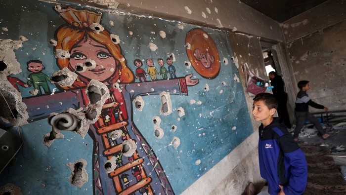 Klinik UNRWA di Gaza Hancur Dirudal Israel Palestinians react as they inspect the site of an Israeli airstrike on an UNRWA-run clinic where displaced people shelter, in Jabalia in the northern Gaza Strip April 2, 2025. REUTERS/Mahmoud Issa TPX IMAGES OF THE DAY