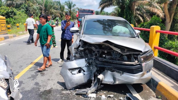 Kondisi mobil usai tabrakan (Foto: Dok Polres Pelalawan)