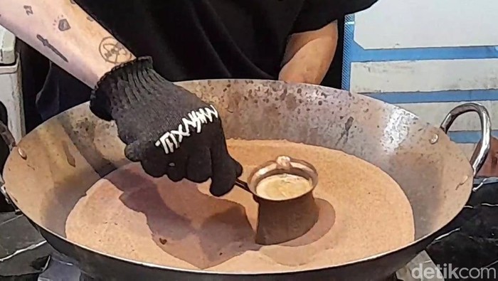 Kopi ala Turki diseduh pakai pasir panas di Rest Area Banjaratma Brebes. Foto diambil Jumat (4/4/2025).