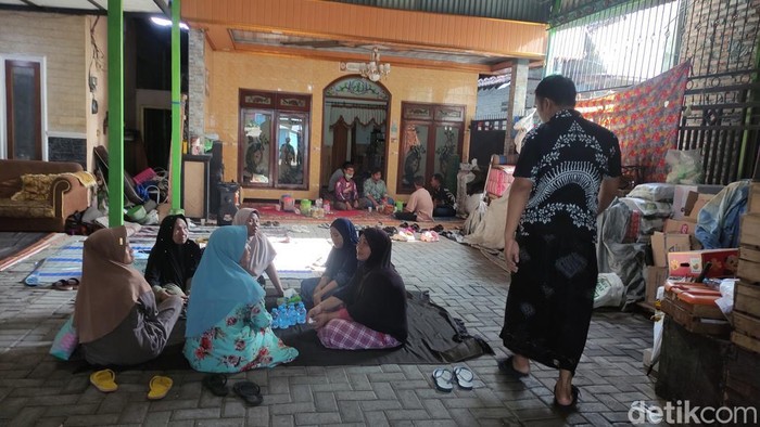 Korban longsor pacat dimakamkan