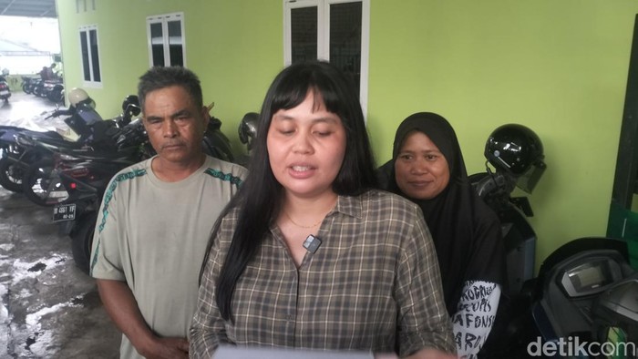 Kuasa hukum keluarga PI, Keysa bersama orang tua korban mendatangi Polres Gowa.