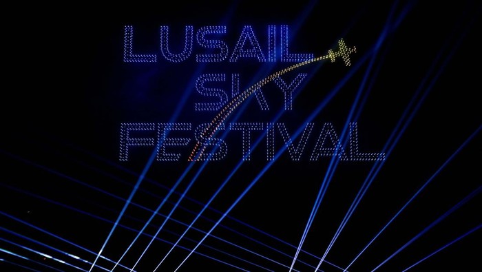 Langit Lusail Qatar Meriah dengan Aksi Cahaya, Pesawat dan Drone People observe fireworks explode, during the Lusail Sky Festival, in Lusail, Qatar, April 3, 2025. REUTERS/Ibraheem Abu Mustafa