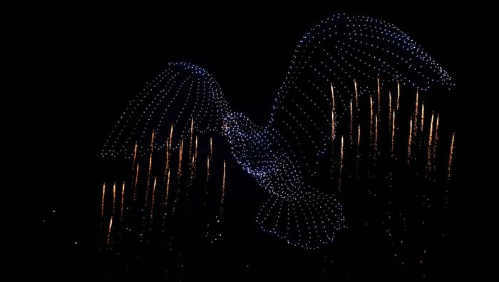 Langit Lusail Qatar Meriah dengan Aksi Cahaya, Pesawat dan Drone People observe fireworks explode, during the Lusail Sky Festival, in Lusail, Qatar, April 3, 2025. REUTERS/Ibraheem Abu Mustafa