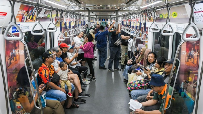 Lonjakan penumpang saat libur Lebaran Sejumlah penumpang mengantre keluar Stasiun MRT Bundaran HI di Jakarta, Jumat (4/4/2025). PT MRT Jakarta (Perseroda) mencatat adanya lonjakan jumlah penumpang selama libur Idul Fitri 2025 yaitu mencapai 76.106 orang pada 31 Maret dan 1 April 2025. ANTARA FOTO/Sulthony Hasanuddin/nym.