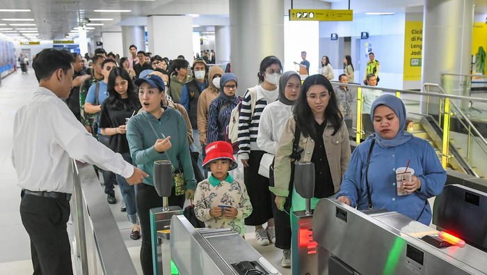 Lonjakan penumpang saat libur Lebaran Sejumlah penumpang mengantre keluar Stasiun MRT Bundaran HI di Jakarta, Jumat (4/4/2025). PT MRT Jakarta (Perseroda) mencatat adanya lonjakan jumlah penumpang selama libur Idul Fitri 2025 yaitu mencapai 76.106 orang pada 31 Maret dan 1 April 2025. ANTARA FOTO/Sulthony Hasanuddin/nym.