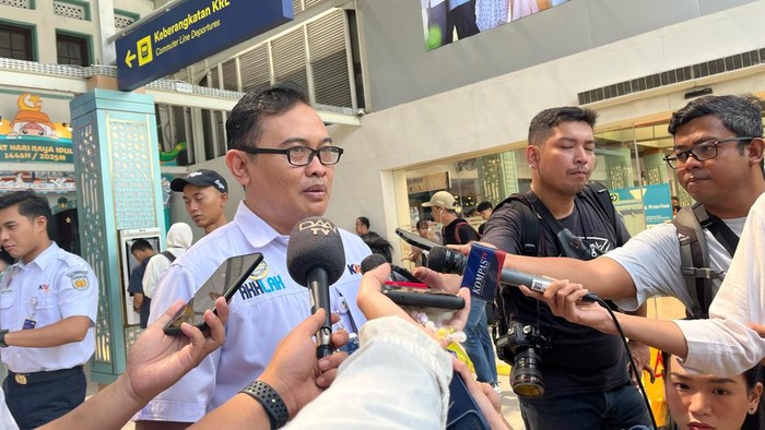 Manager Humas KAI Daop 1 Jakarta, Ixfan Hendriwintoko jelaskan puncak arus balik Lebaran 2025 jatuh pada Jumat (4/4/2025).