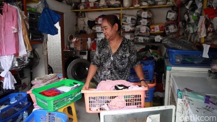 Omset jasa laundry mengalami peningkatan hingga 100 persen selama libur Lebaran 2025. Hal ini karena banyaknya perantau dan asisten rumah tangga yang mudik.