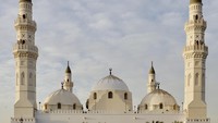 Masjid Quba berdiri di tepi kota Madinah. Masjid ini menjadi saksi penyebaran ajaran Islam oleh Rasulullah SAW. Masjid Quba adalah masjid pertama yang dibangun Rasulullah SAW. Foto: iStock/Ajang Ahmad Pratama