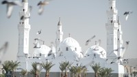 Masjid Quba berdiri di atas tanah milik Kalsum bin Hadam dari Kabilah Amru bin Auf. Rasulullah SAW yang mendesain bangunan masjid dan melakukan peletakan batu pertama. Foto: iStock/Ziquan Ying