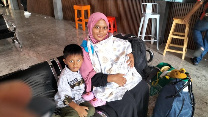 Mayang, pemudik yang baru bisa mudik saat H+Lebaran (Maulani/detikcom)