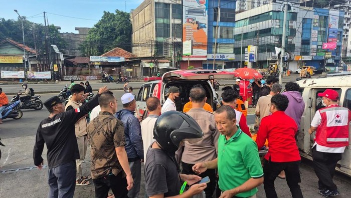 Mayat pria ditemukan meninggal di dalam angkot
