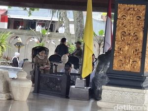 Megawati dan Sukmawati Nyekar ke Makam Bung Karno di Momen Lebaran